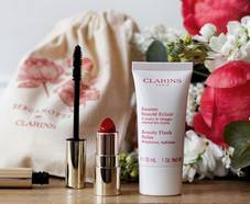 A gagner : coffret maquillage & soin Clarins +  Bouquet de fleurs